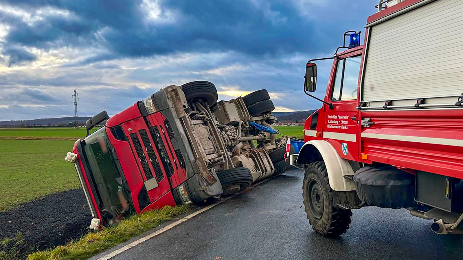 Lkw kippt nach Ausweichmanöver um: B241 stundenlang gesperrt – Polizei sucht Zeugen