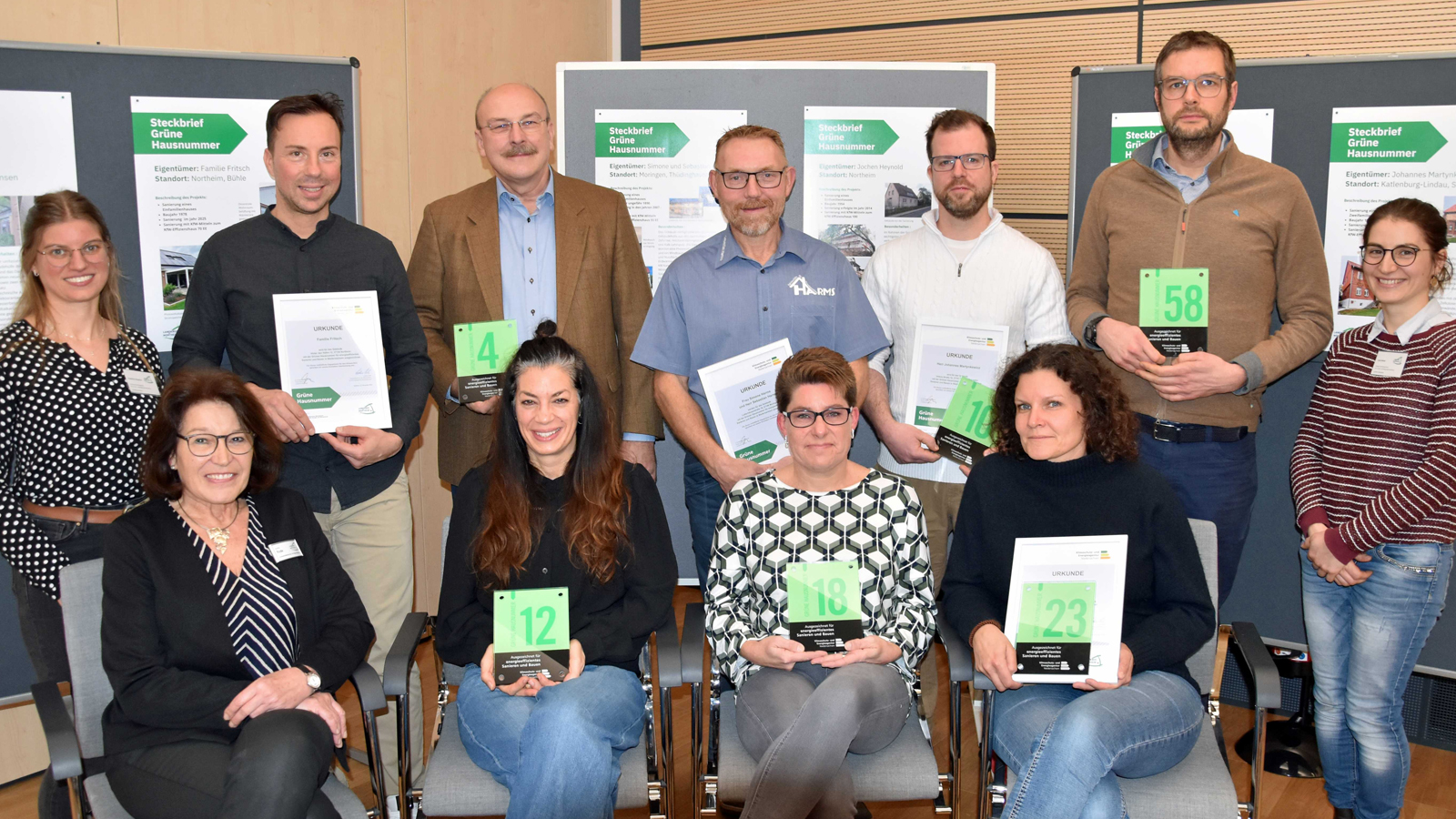 Sechs Hausbesitzer erhalten Grüne Hausnummer für vorbildliche energetische Sanierung ihrer Gebäude