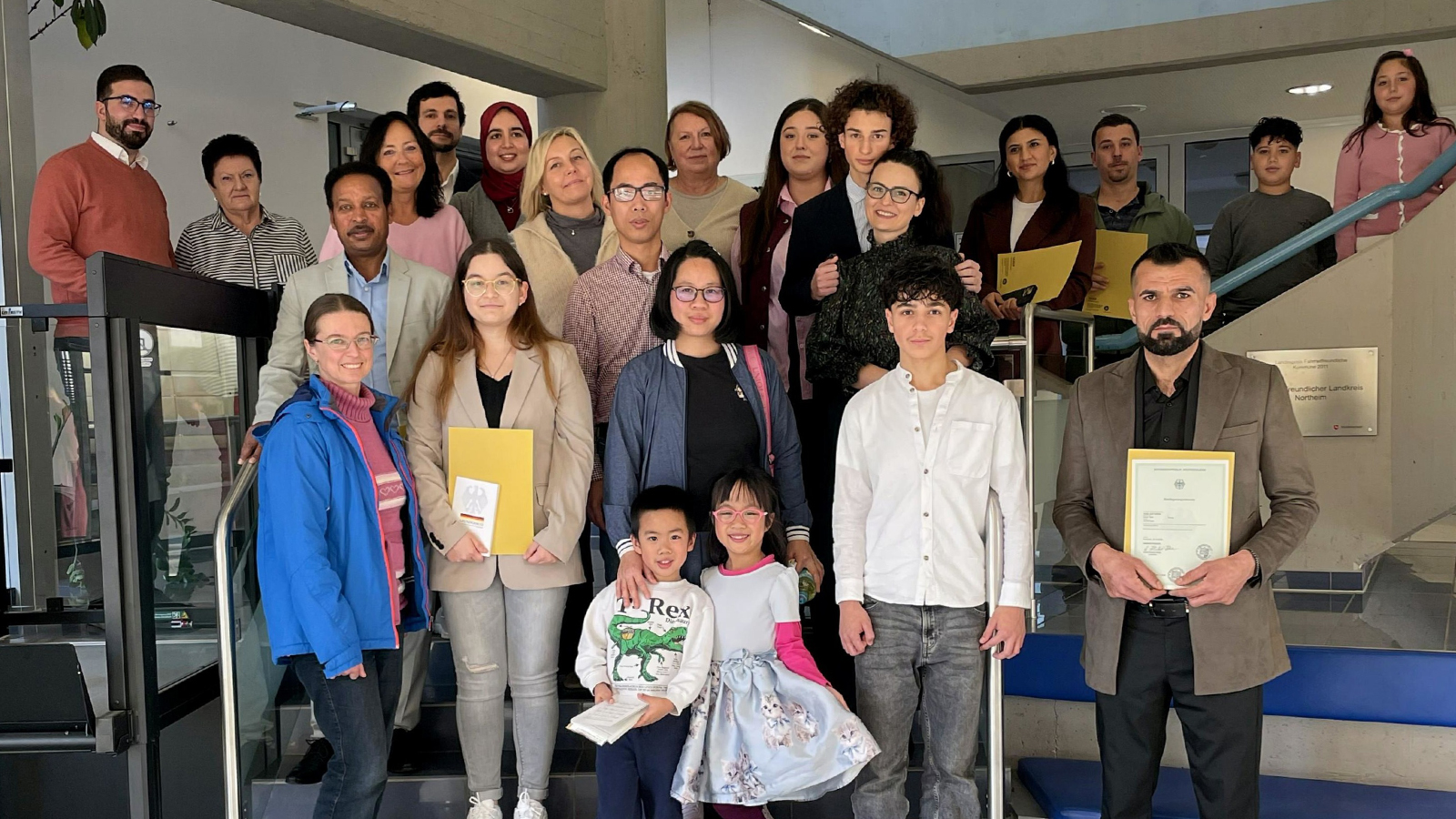 Feierliche Einbürgerung im Kreishaus Northeim: Menschen aus 17 Nationen erhalten Urkunden