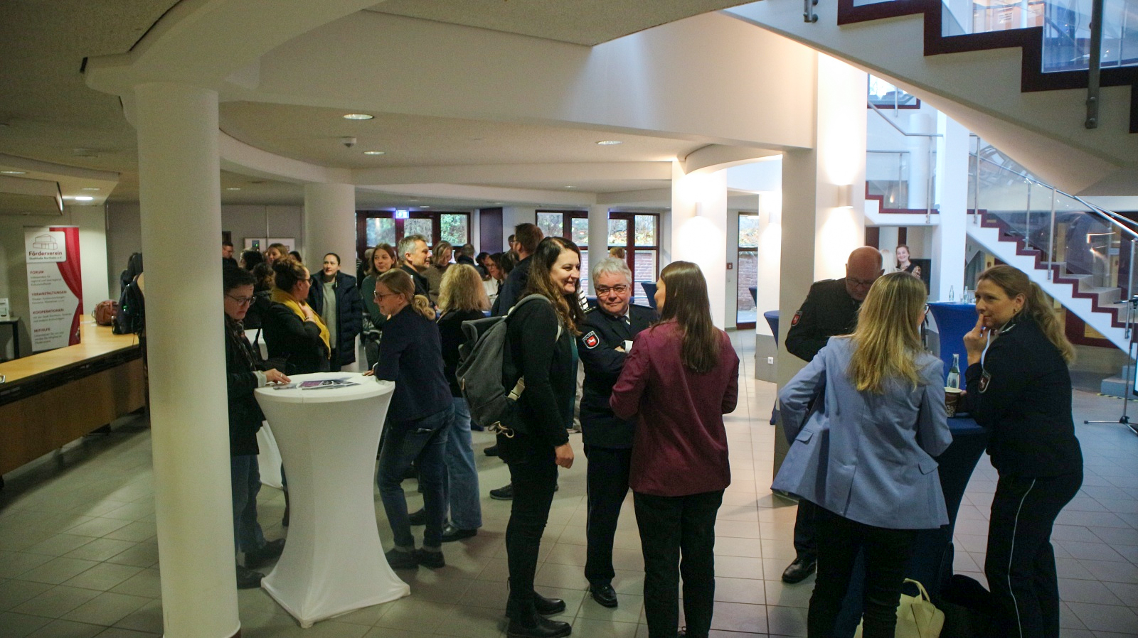 Ausstellung in der Stadthalle Northeim eröffnet: Vernissage „Was ich anhatte“ gibt Betroffenen sexualisierter Gewalt eine Stimme