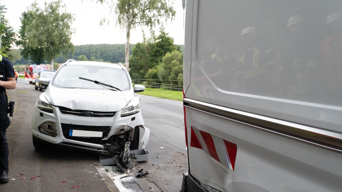 eCall ohne Sprechkontakt: Feuerwehr und Rettungsdienst rücken nach Verkehrsunfall bei Wiensen aus