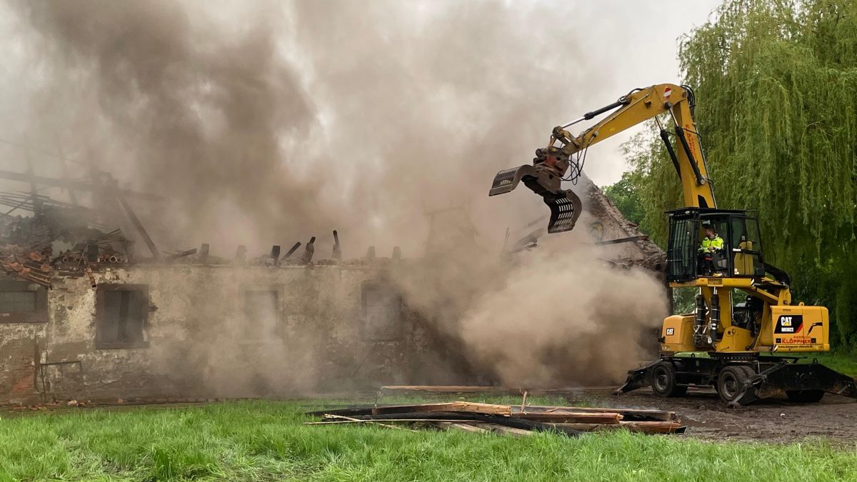 Großbrand bei Sudheim: Landwirtschaftliche Scheune brennt vollständig nieder – 150 Einsatzkräfte im Einsatz