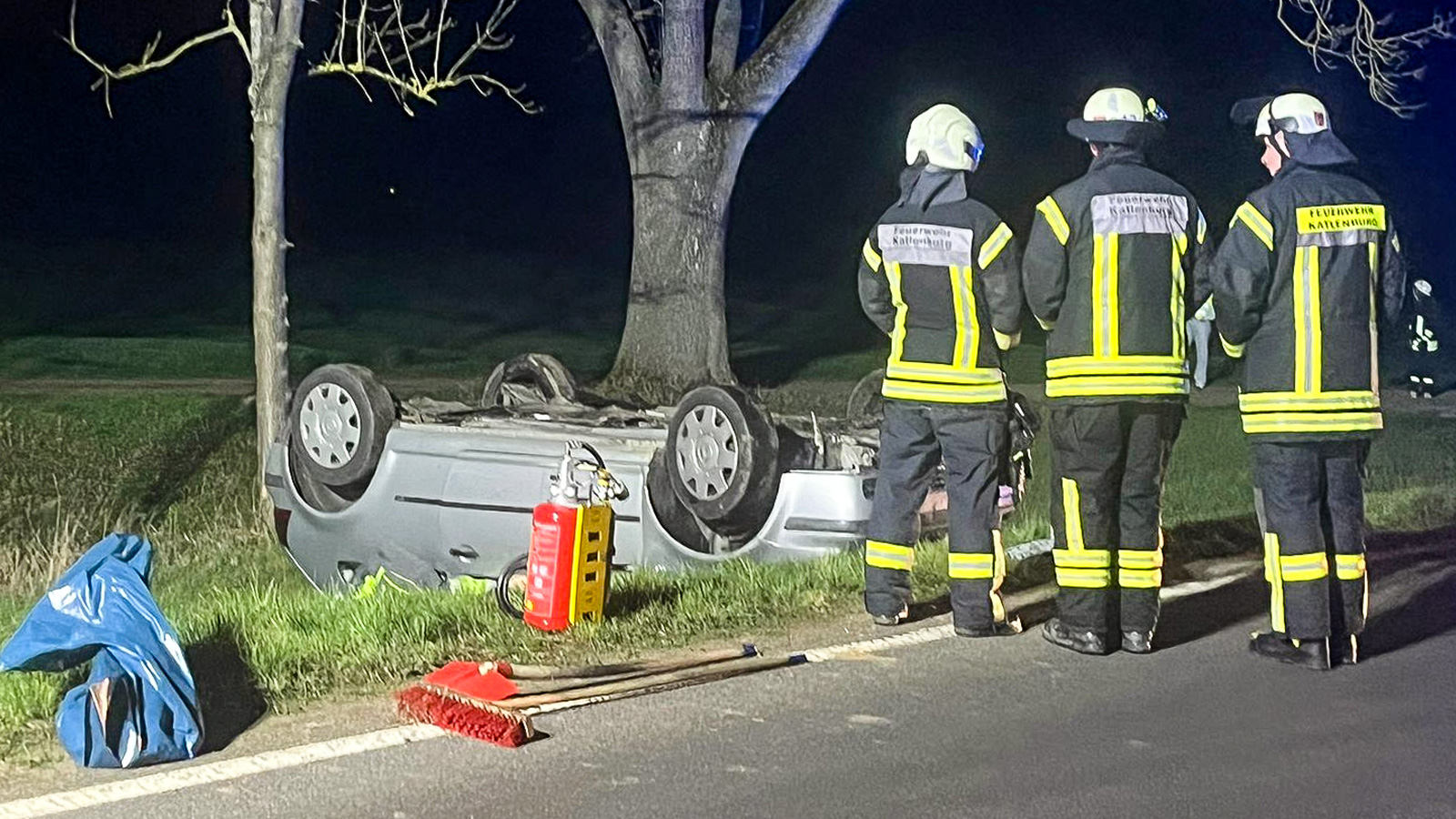 Serie von Einsätzen: Feuerwehren im Landkreis zwischen Bränden, Türöffnungen und Unfall gefordert