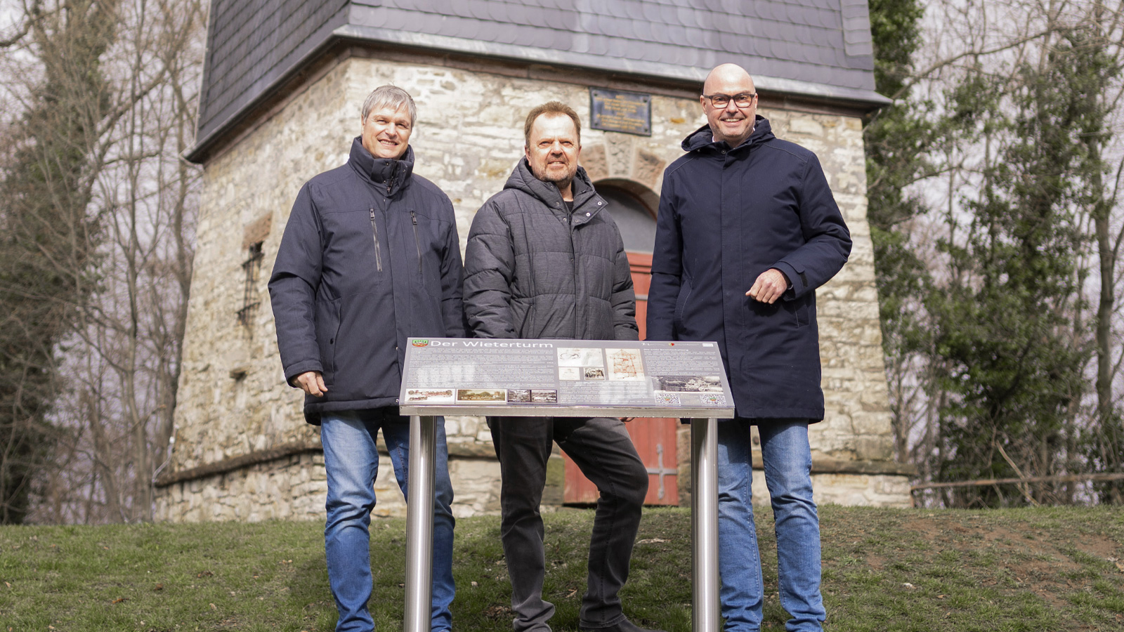 Stadt Northeim stellt Infotafel am Wieterturm vor und wertet historisches Wahrzeichen auf