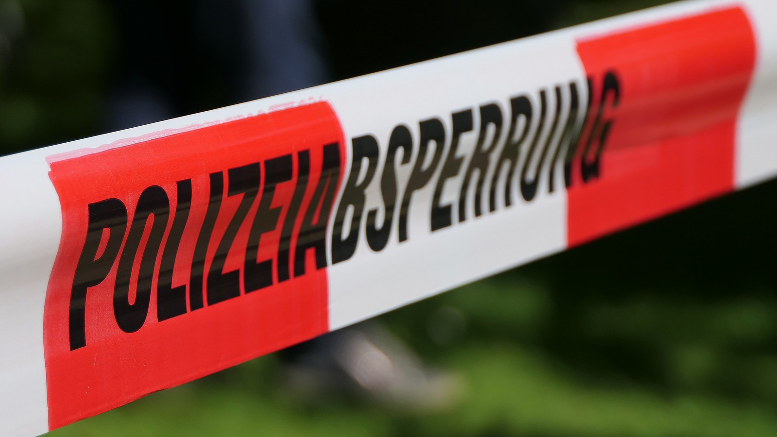 Einsatz am „Schützenring“: Mann überschüttet Gäste und bedroht sie mit Messer
